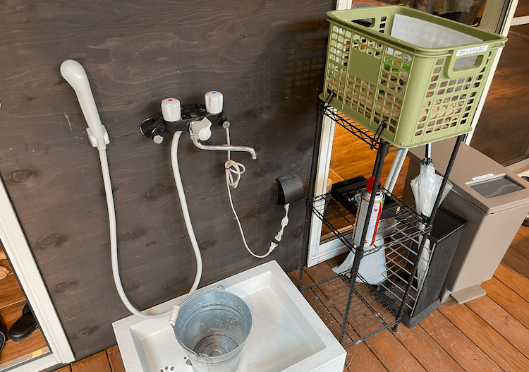 ドッググランピング河口湖の外の犬の足洗い場