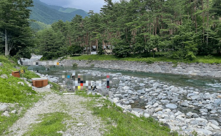 フォレストドーム付知峡では犬といっしょに川遊びできる