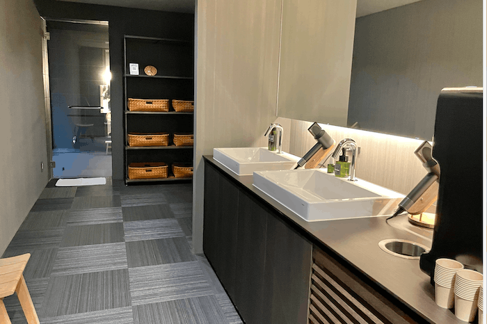 犬連れ宿泊できる八ヶ岳のアイカフェファームの貸し切り風呂の脱衣場