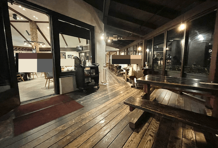 犬連れで食事できる八ヶ岳のROCKカフェの屋根付きテラス席