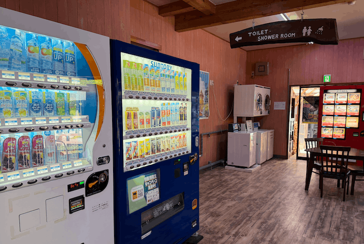 N.A.O.明野高原キャンプ場&貸別荘の自販機とコインランドリーコーナー